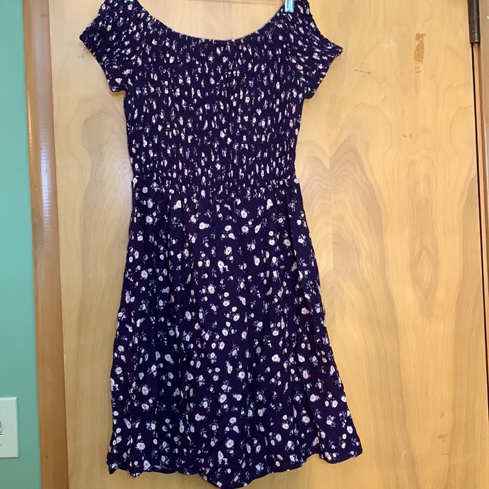 Off the shoulders Mossimo dress 👗